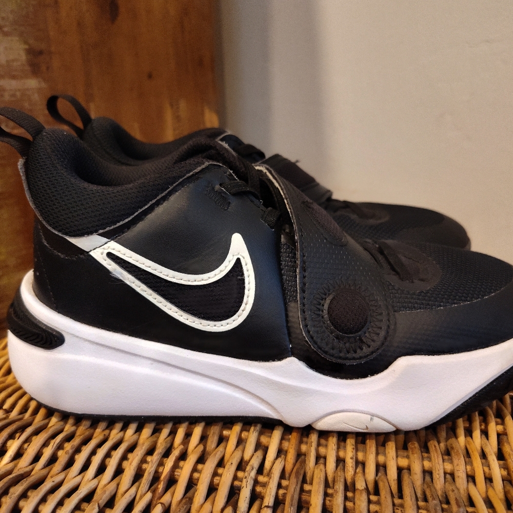 Big Kids / Boys Nike Team Hustle D 11 Hook N Loop Basketball Shoes - Picture 12 of 12